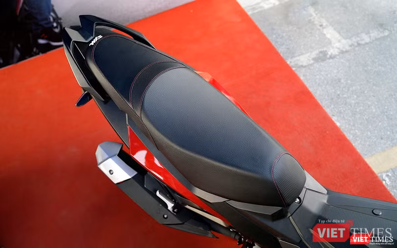 Yên xe nhỏ được thiết kế dạng 2 tầng thể thao nhưng thông số về độ cao yên xe thì không được nhà sản xuất đề cập trong bảng kỹ thuật.