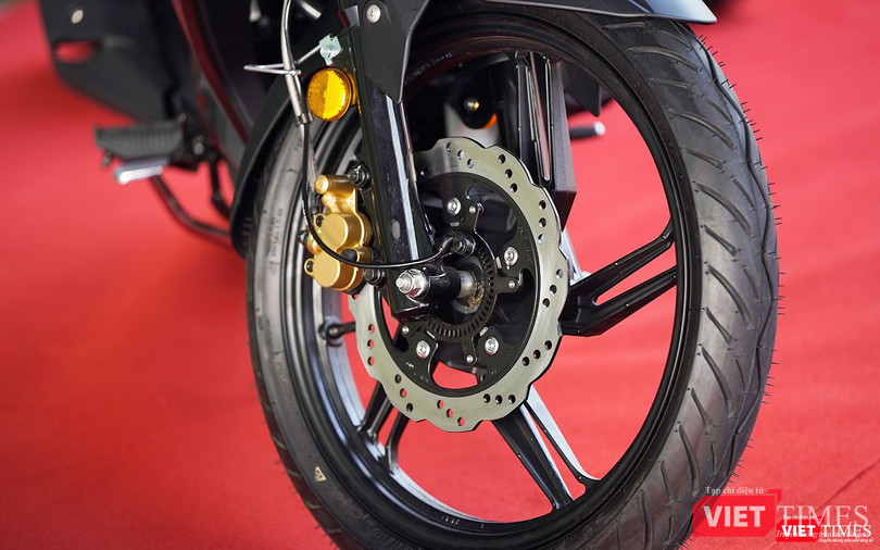 Phanh đĩa được trang bị trên cả 2 bánh nhưng phanh trước có tính năng phanh ABS giúp SYM Star SR 170 trở thành mẫu xe côn tay phổ thông underbone đầu tiên có được trang bị này. Phanh đĩa được trang bị trên cả 2 bánh nhưng phanh trước có tính năng phanh ABS giúp SYM Star SR 170 trở thành mẫu xe côn tay phổ thông underbone đầu tiên có được trang bị này.