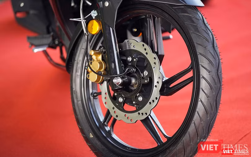 Phanh đĩa được trang bị trên cả 2 bánh nhưng phanh trước có tính năng phanh ABS giúp SYM Star SR 170 trở thành mẫu xe côn tay phổ thông underbone đầu tiên có được trang bị này.