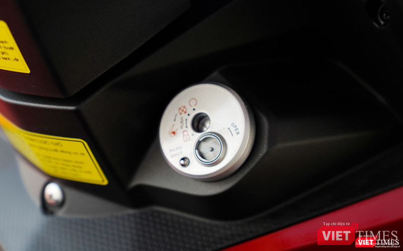 Ổ khó đa chức năng của SYM Star SR 170 với thiết kế tròn đặc trưng của SYM. Ổ khó đa chức năng của SYM Star SR 170 với thiết kế tròn đặc trưng của SYM.