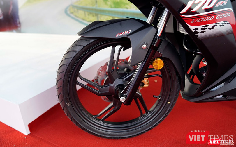 Vành đúc 5 chấu kép với lốp trước cỡ 90/80 và lốp sau cỡ 120/70 Vành đúc 5 chấu kép với lốp trước cỡ 90/80 và lốp sau cỡ 120/70