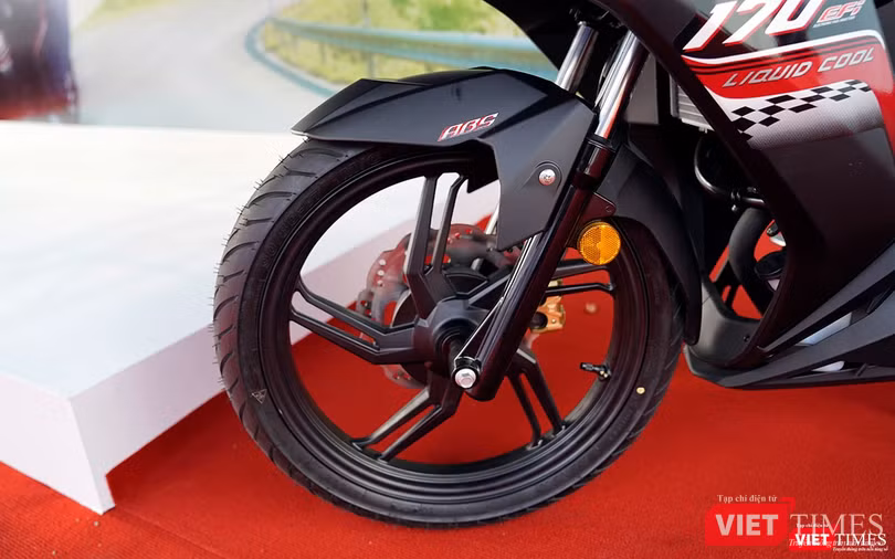 Vành đúc 5 chấu kép với lốp trước cỡ 90/80 và lốp sau cỡ 120/70