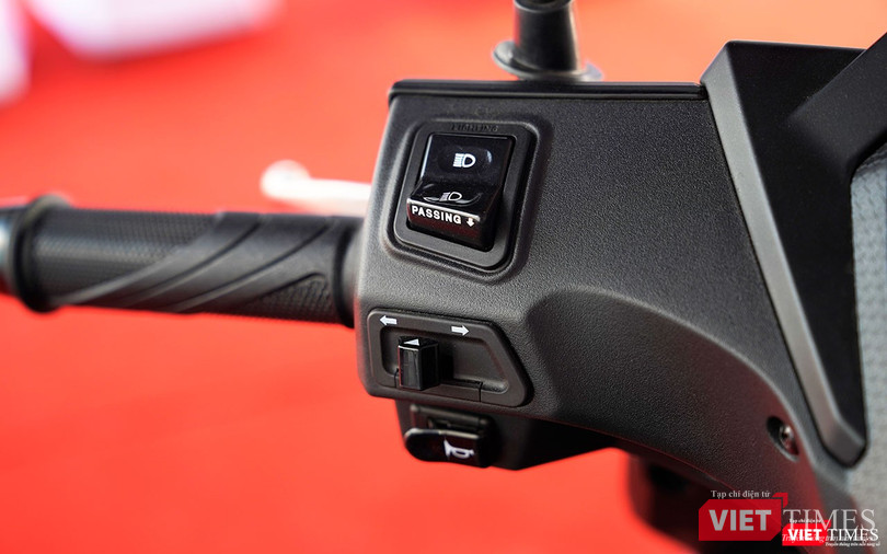 Cụm công tắc chuyển đổi chế độ pha/cos có thêm chức năng passing. Cụm công tắc chuyển đổi chế độ pha/cos có thêm chức năng passing.