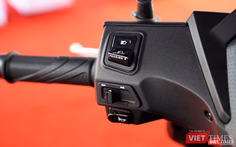 Cụm công tắc chuyển đổi chế độ pha/cos có thêm chức năng passing.