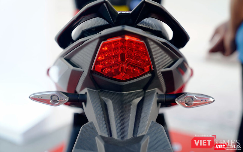 Cụm đèn hậu LED với xi-nhan tách biệt. Cụm đèn hậu LED với xi-nhan tách biệt.