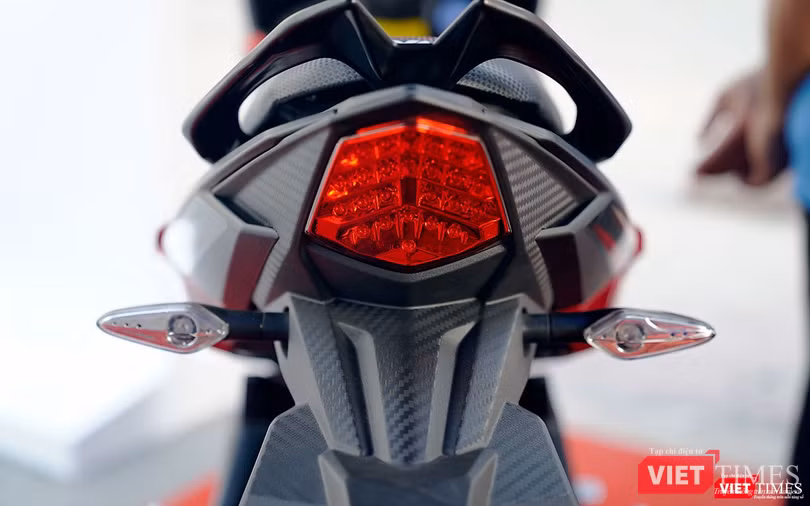 Cụm đèn hậu LED với xi-nhan tách biệt.