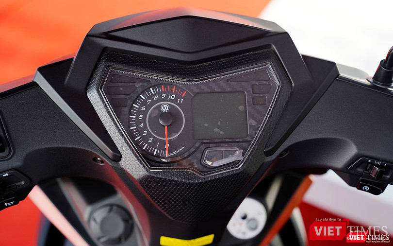 Cụm đồng hồ là sự kết hợp giữa analog và kỹ thuật số. Cụm đồng hồ là sự kết hợp giữa analog và kỹ thuật số.