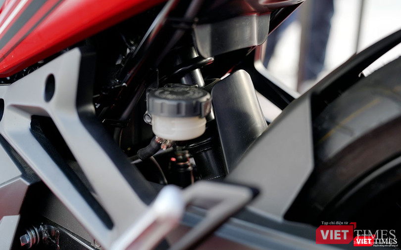 Giảm xóc monoshock phía sau là một trang bị cho thấy sự khác biệt so với phiên bản Star SR 125 đã từng được SYM giới thiệu vào cuối năm 2017. Giảm xóc monoshock phía sau là một trang bị cho thấy sự khác biệt so với phiên bản Star SR 125 đã từng được SYM giới thiệu vào cuối năm 2017.