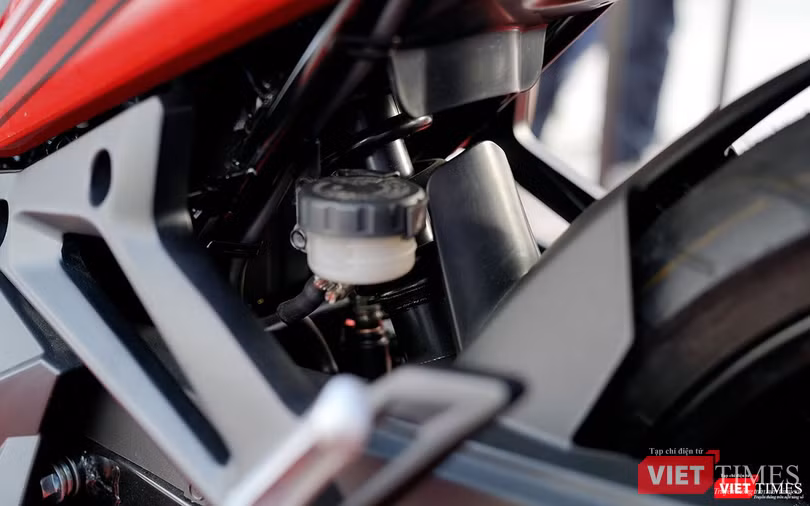 Giảm xóc monoshock phía sau là một trang bị cho thấy sự khác biệt so với phiên bản Star SR 125 đã từng được SYM giới thiệu vào cuối năm 2017.