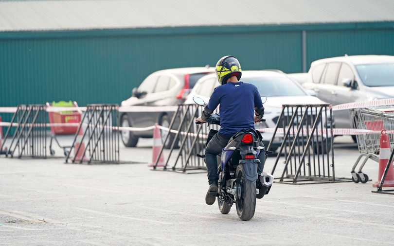 Khách hàng trải nghiệm SYM Star SR 170 trong buổi trải nghiệm Offline tại Hà Nội. (Thử khả năng tăng tốc) Khách hàng trải nghiệm SYM Star SR 170 trong buổi trải nghiệm Offline tại Hà Nội. (Thử khả năng tăng tốc)