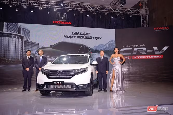 Honda CR-V ra mắt vào tháng 11/2017 nhưng phải đến tháng 4 những lô xe miễn thuế nhập khẩu đầu tiên mới được mang về bán tại thị trường Việt Nam.