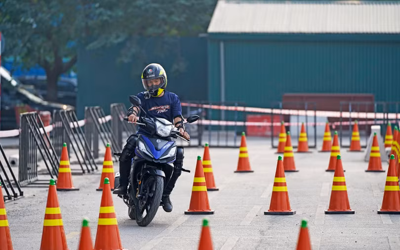 Khách hàng trải nghiệm SYM Star SR 170 trong buổi trải nghiệm Offline tại Hà Nội. (Thử khả năng vận hành linh hoạt)