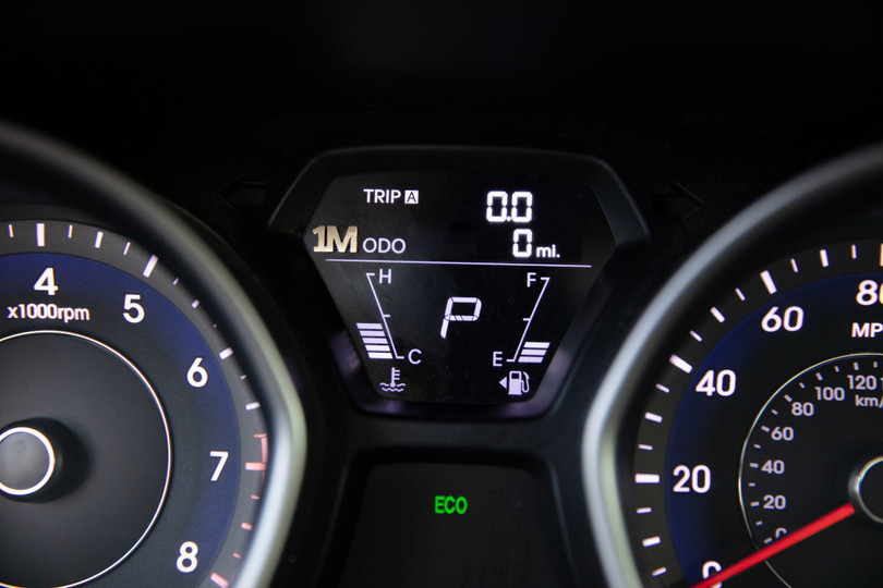 Biểu tưởng "1M" được gắn phía trước khu vực đo số km sau khi chiếc Hyundai Elantra 2013 chạy trên 999.999 dặm. Biểu tưởng "1M" được gắn phía trước khu vực đo số km sau khi chiếc Hyundai Elantra 2013 chạy trên 999.999 dặm.