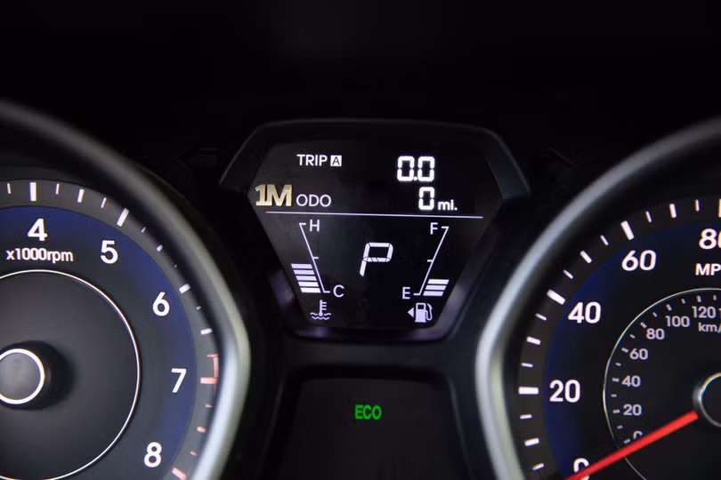 Biểu tưởng "1M" được gắn phía trước khu vực đo số km sau khi chiếc Hyundai Elantra 2013 chạy trên 999.999 dặm.