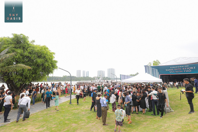 Trước sự kiện khai trương nhà mẫu, Sky Oasis cũng tạo ra cơn bão cho thị trường bất động sản Hà Nội khi hàng nghìn nhà đầu tư kiên nhẫn chờ đợi hàng tiếng đồng hồ, kéo dài gần 500 m bên công viên Hồ Thiên Nga để vào sự kiện công bố dự án.