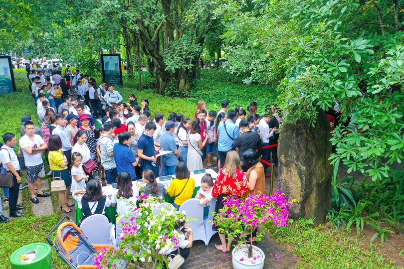 Khảo sát thực tế, 7h30 sáng, mặc dù trời còn mưa, nhưng hơn 400 khách đã có mặt, xếp hàng check-in tại khu vực đăng ký tham quan nhà mẫu trong công viên mùa xuân.