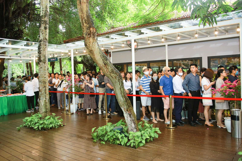 Anh An, cư dân tại Ecopark đưa 2 người bạn đi mua căn hộ Sky Oasis, xếp hàng từ 9h sáng tới 12h trưa mới tới lượt. “Nhà anh xưa ở phố cổ cơ, cứ vài tuần lại đưa con về Ecopark dã ngoại. Sau anh nghĩ, tại sao mình lại không đưa con về đây để con có một không gian sống thực sự tốt. Tói giờ, anh thấy đây là lựa chọn đúng đắn nhất của anh. Bạn anh đến nhà anh chơi, cũng mê luôn Ecopark, nên hôm nay anh phải đưa bạn đi xếp hàng mua nhà về làm hàng xóm”