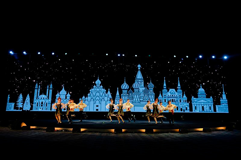 Với lần đầu tiên tham dự Liên hoan thiếu nhi Quốc tế, những em nhỏ xứ sở Bạch Dương mang tới những vũ điệu thể hiện rõ hơi thở của văn hóa phương Tây, nhịp điệu sôi động, dồn dập, khiến không khí trở nên tươi vui.