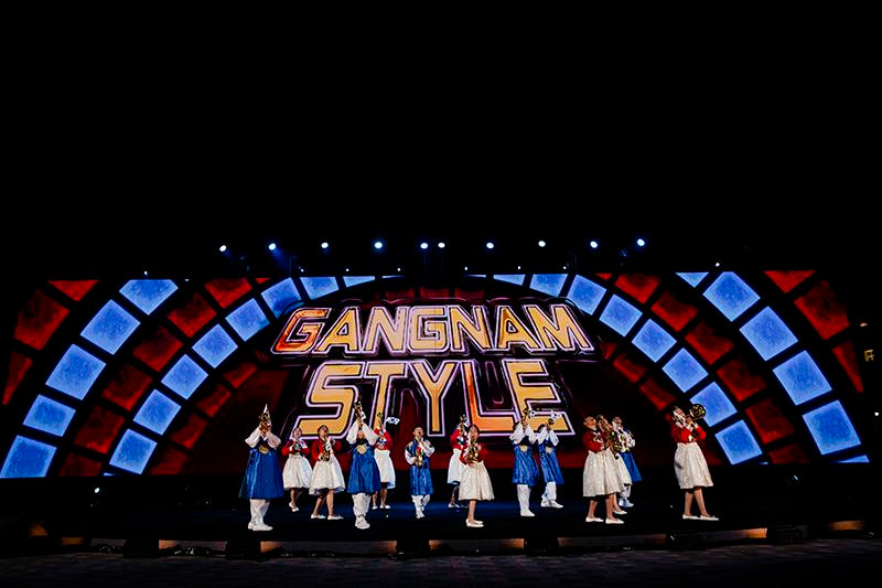 Trên giai điệu GangNam Style thân thuộc, nổi tiếng, các em nhỏ Hàn Quốc đem đến sắc thái mới mẻ, khán giả như được hòa mình vào giai điệu vui vẻ, hiện đại.