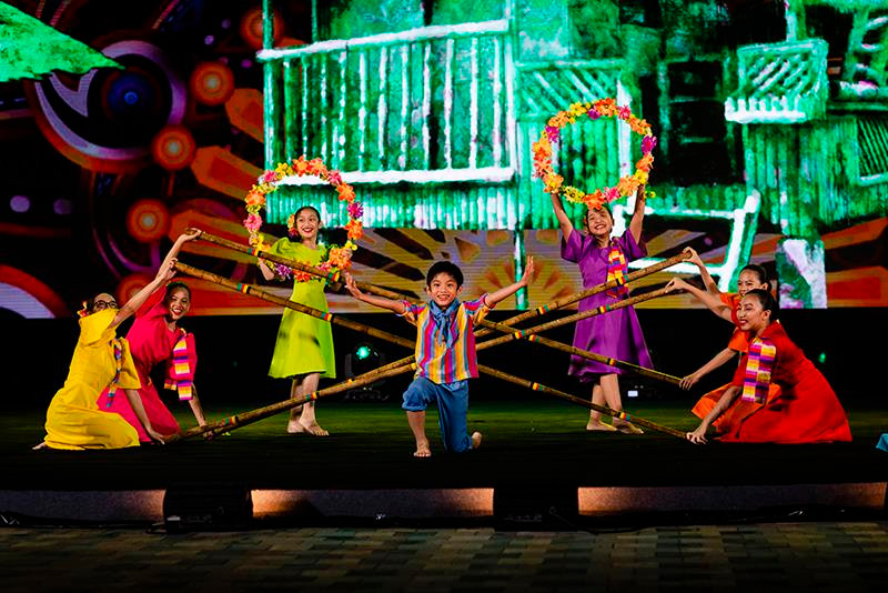 Các đại sứ nhí đến từ Philippines lại mang đến những trò chơi dân gian độc đáo trên nền nhạc bài hát truyền thống