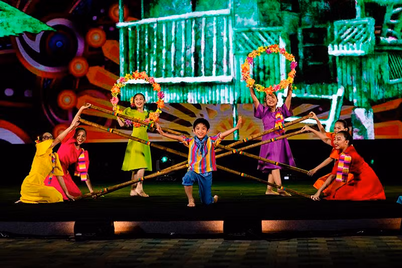 Các đại sứ nhí đến từ Philippines lại mang đến những trò chơi dân gian độc đáo trên nền nhạc bài hát truyền thống