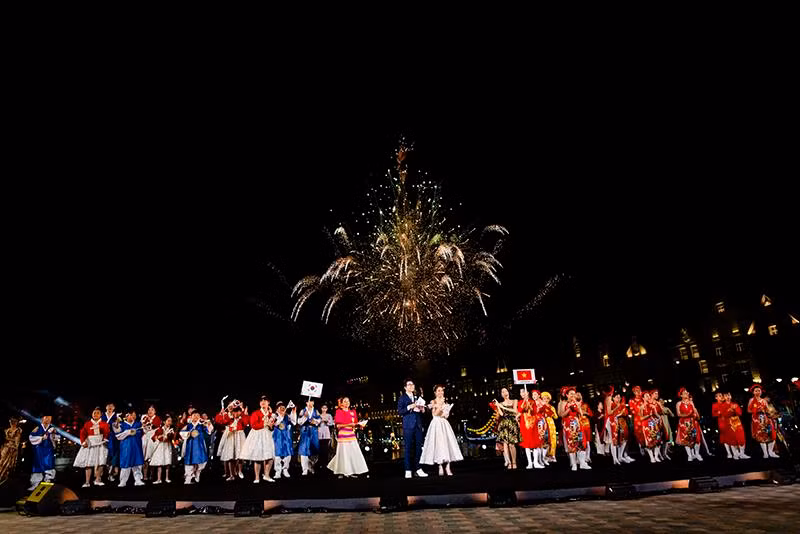 Âm thanh, ánh sáng, công nghệ kết hợp cùng những màn biểu diễn đậm đà văn hóa của các em nhỏ đến từ 8 nước tham dự Liên hoan thiếu nhi Quốc tế VTV 2019