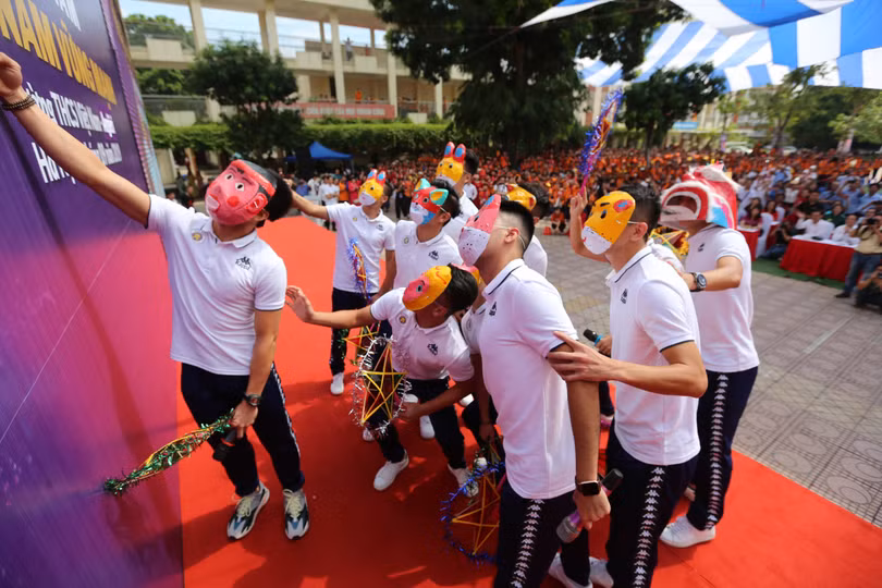 Selfie một chút trước khi chương trình bắt đầu với diện mạo khác lạ Quang Hải vui vẻ bước vào cùng các em học sinh