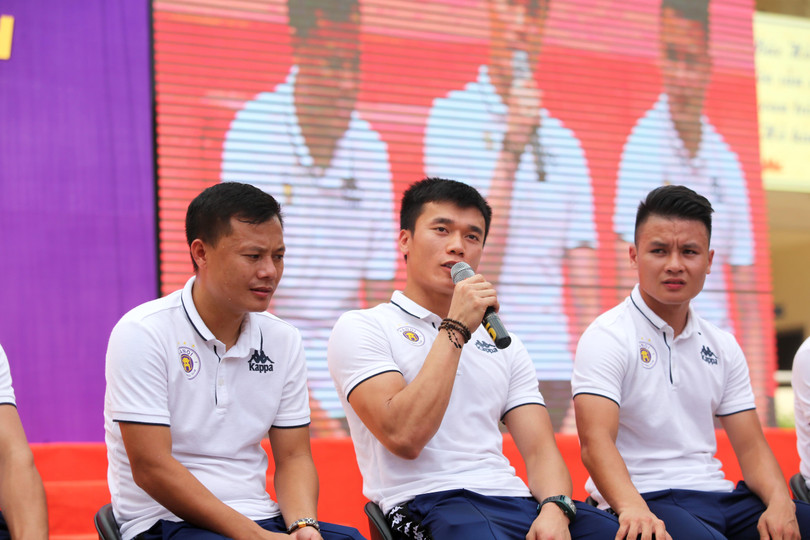 Bùi Tiến Dũng đã nhiều lần định bỏ dở giấc mơ do những khó khăn của cuộc sống, nhiều đêm khóc một mình vì hoang mang khi theo đuổi con đường mình muốn 