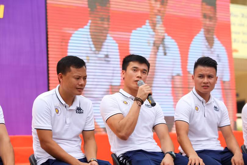 Bùi Tiến Dũng đã nhiều lần định bỏ dở giấc mơ do những khó khăn của cuộc sống, nhiều đêm khóc một mình vì hoang mang khi theo đuổi con đường mình muốn Bùi Tiến Dũng đã nhiều lần định bỏ dở giấc mơ do những khó khăn của cuộc sống, nhiều đêm khóc một mình vì hoang mang khi theo đuổi con đường mình muốn