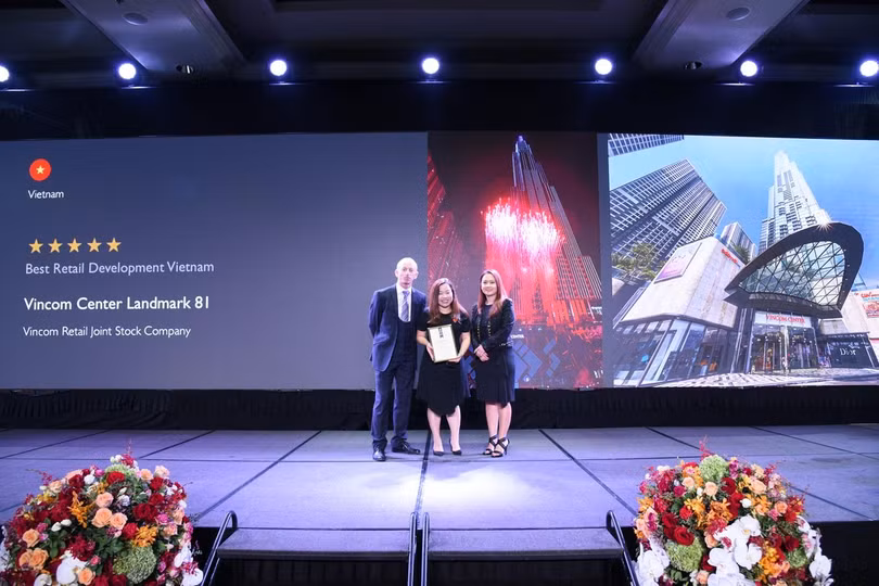Đại diện Công ty cổ phần Vincom Retail (đứng giữa) nhận giải thưởng“Trung tâm thương mại tốt nhất Việt Nam” tại đêm trao giải APPA 2019 tổ chức tại Thái Lan
