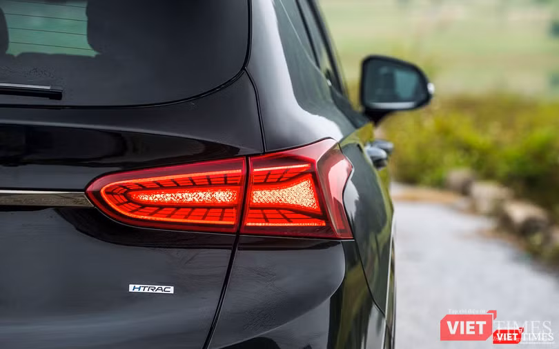 Hệ thống dẫn động HTRAC vốn được phát triển cho thương hiệu hạng sang Genesí lần đầu tiên được trang bị trên mẫu Santa Fe 2019. Hệ thống dẫn động HTRAC vốn được phát triển cho thương hiệu hạng sang Genesí lần đầu tiên được trang bị trên mẫu Santa Fe 2019.