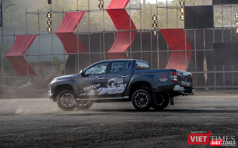 Động cơ Diesel 2.4 MIVEC kết hợp số tự động 6 cấp cho phép chiếc xe tăng tốc mượt mà hơn.