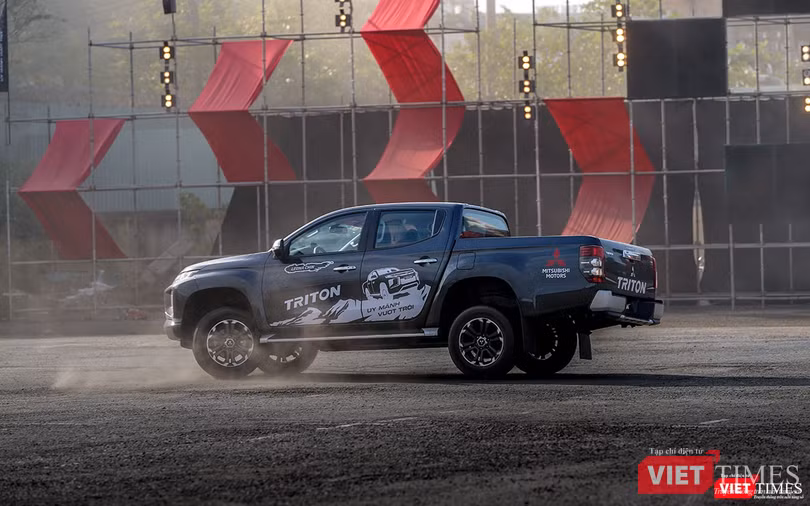 Động cơ Diesel 2.4 MIVEC kết hợp số tự động 6 cấp cho phép chiếc xe tăng tốc mượt mà hơn.