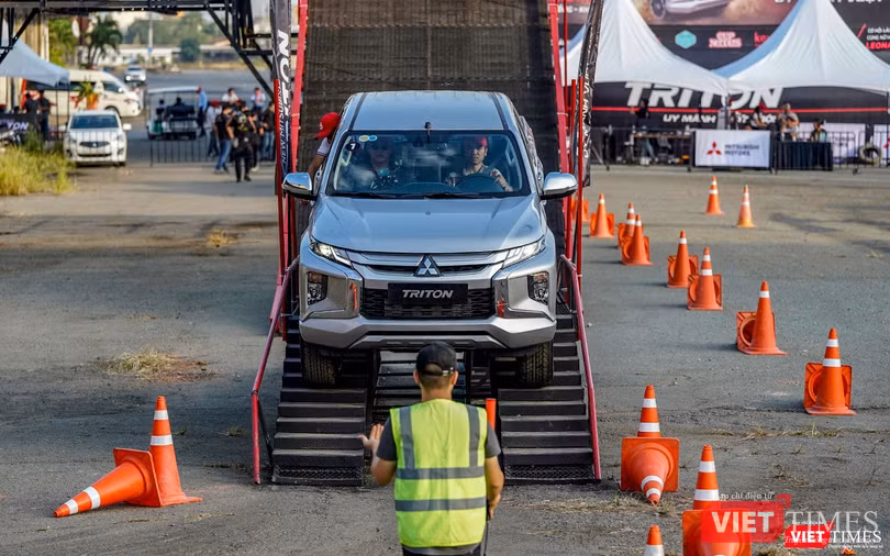 Kế tiếp phần trải nghiệm 2 hệ thống hỗ trợ khởi hành ngang dốc và hỗ trợ đổ đèo, khách hàng tham gia trải nghiệm lái Triton 2019 sẽ tiếp tục đến với mô hình giả lập đường trơn trợt để cảm nhận hệ thống cân bằng điện tử và kiểm soát lực kéo ASTC.