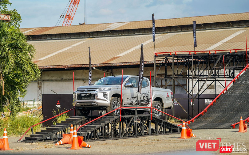 Kế tiếp phần trải nghiệm 2 hệ thống hỗ trợ khởi hành ngang dốc và hỗ trợ đổ đèo, khách hàng tham gia trải nghiệm lái Triton 2019 sẽ tiếp tục đến với mô hình giả lập đường trơn trợt để cảm nhận hệ thống cân bằng điện tử và kiểm soát lực kéo ASTC.