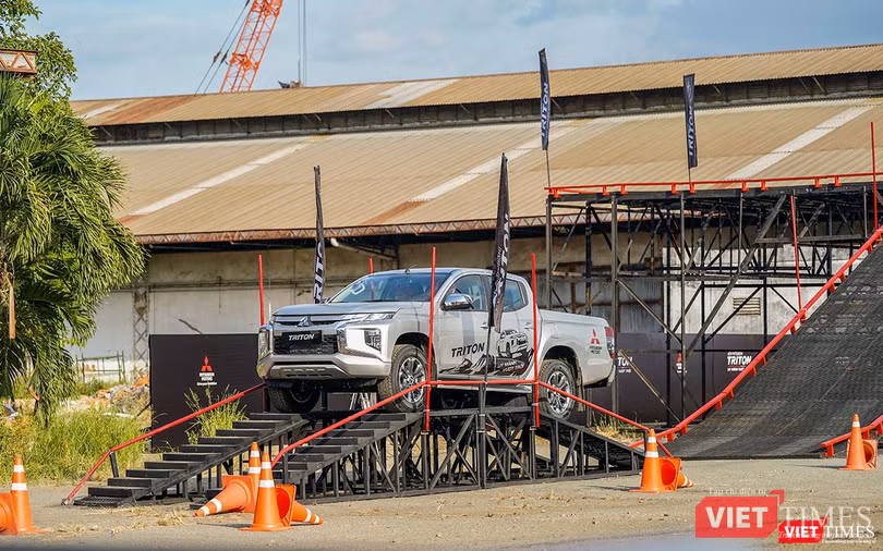 Kế tiếp phần trải nghiệm 2 hệ thống hỗ trợ khởi hành ngang dốc và hỗ trợ đổ đèo, khách hàng tham gia trải nghiệm lái Triton 2019 sẽ tiếp tục đến với mô hình giả lập đường trơn trợt để cảm nhận hệ thống cân bằng điện tử và kiểm soát lực kéo ASTC.