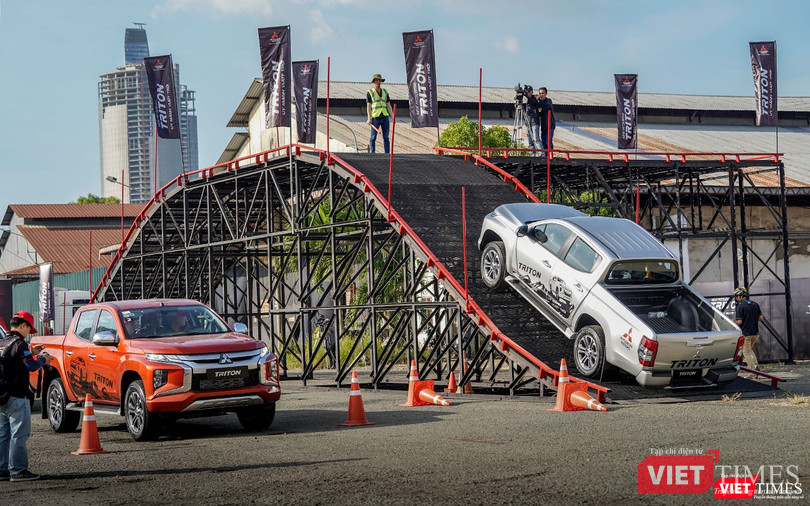 Các mô hình khung thép được dựng lên mô phỏng điều kiện địa hình thực tế.