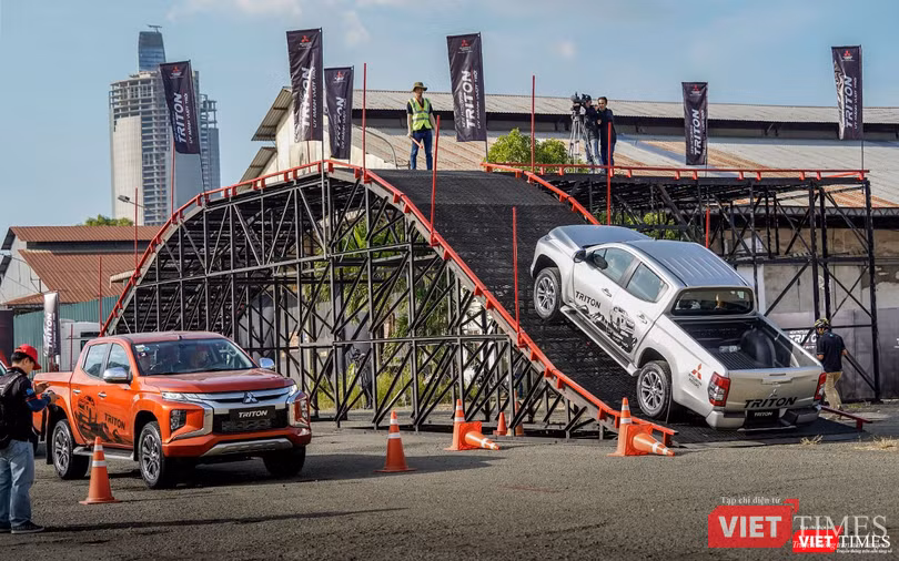 Các mô hình khung thép được dựng lên mô phỏng điều kiện địa hình thực tế.