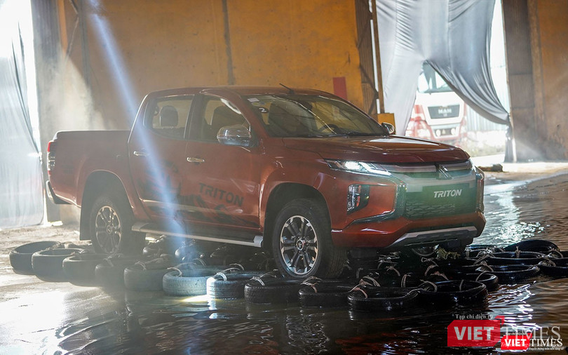 Ngay sau đó, Mitsubishi Triton 2019 sẽ bước vào một sân khấu ngập nước với thử thách đầu tiên là các phao lốp mô phỏng điều kiện đường mấp mô nhằm thể hiện độ êm ái của hệ thống treo.