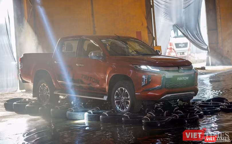 Ngay sau đó, Mitsubishi Triton 2019 sẽ bước vào một sân khấu ngập nước với thử thách đầu tiên là các phao lốp mô phỏng điều kiện đường mấp mô nhằm thể hiện độ êm ái của hệ thống treo.
