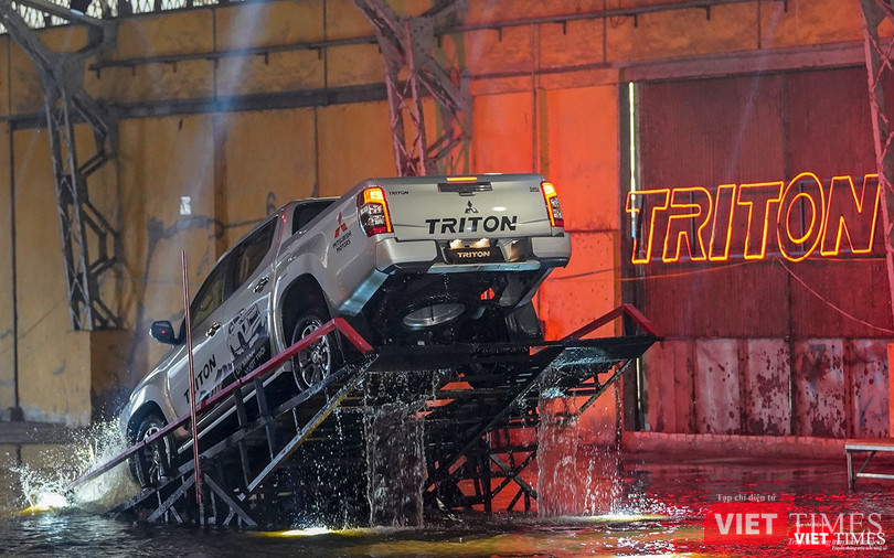 Giảm chấn sau được thiết kế mới cùng với hệ thống treo trước và sau được tinh chỉnh nhằm mang lại khả năng vận hành êm ái hơn cho hành khách.