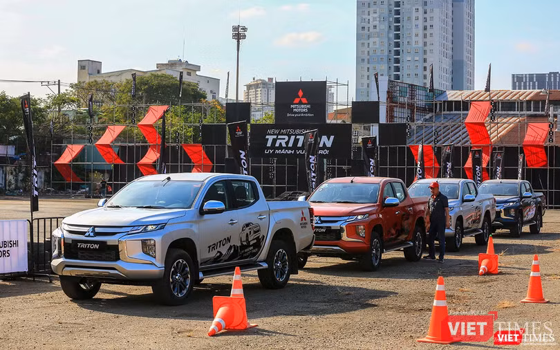 Dàn xe được chuẩn bị đầy đủ để khách hàng có dịp trải nghiệm các tính năng mới trên Mitsubishi Triton 2019.