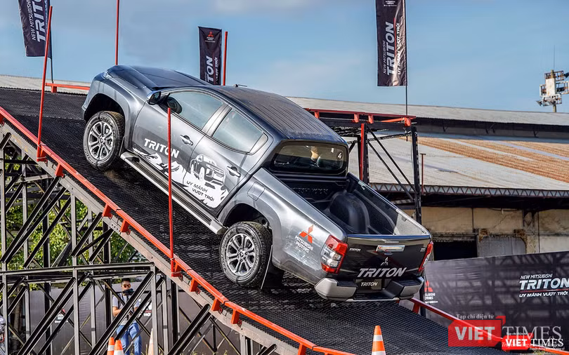 Hệ thống hỗ trợ khởi hành ngang đốc cho phép người lái có thể bỏ chân phanh trong 3 giây sau khi nhấn phanh cho xe dừng lại hẳn giữa con dốc.