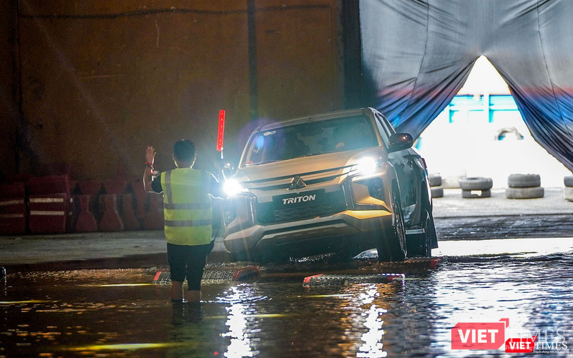 Chế độ Địa hình (Offroad Mode) với 4 lựa chọn địa hình (Sỏi – Bùn – Cát – Đá) sẽ hỗ trợ người lái dễ dàng các cung đường offroad cũng như mang lại trải nghiệm lái hoàn hảo vượt trội hơn hẳn các mẫu xe cùng phân khúc trên thị trường hiện nay.