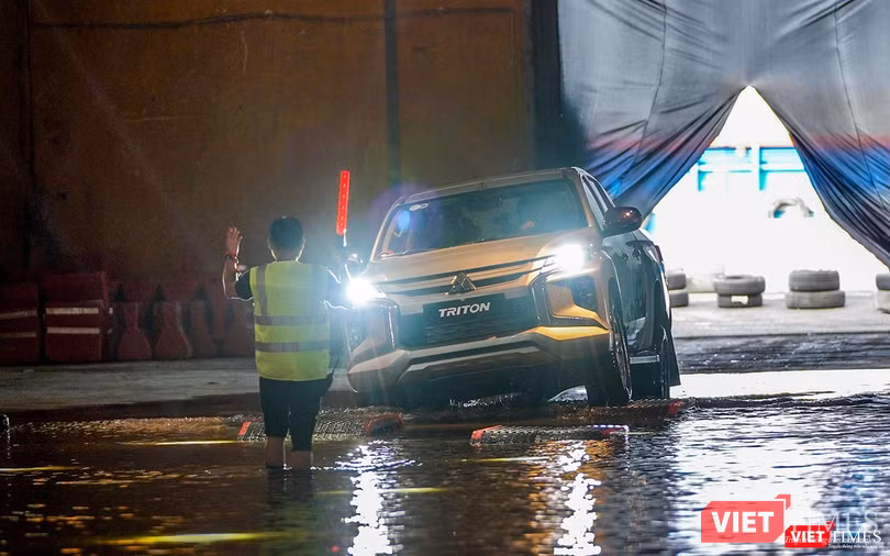 Chế độ Địa hình (Offroad Mode) với 4 lựa chọn địa hình (Sỏi – Bùn – Cát – Đá) sẽ hỗ trợ người lái dễ dàng các cung đường offroad cũng như mang lại trải nghiệm lái hoàn hảo vượt trội hơn hẳn các mẫu xe cùng phân khúc trên thị trường hiện nay.