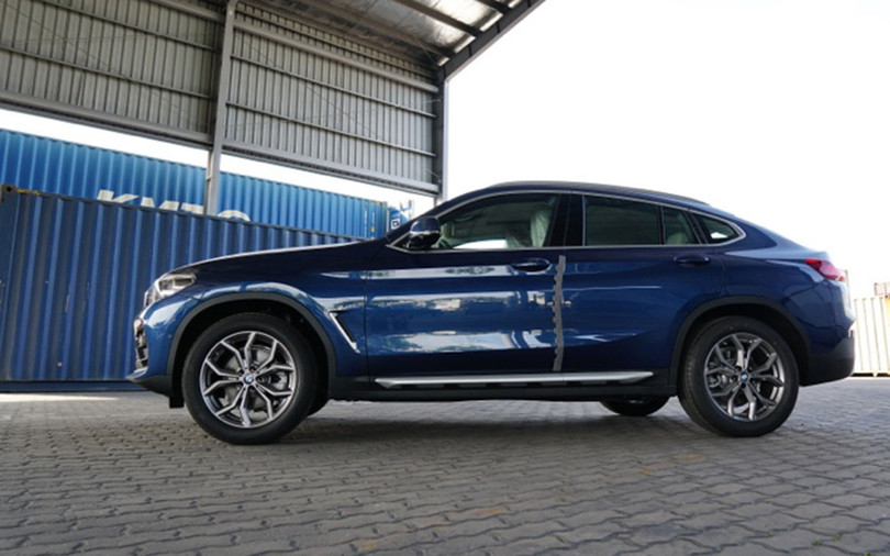 Xuất hiện tại cảng là 2 mẫu X4 màu Flamenco Red và Phytonic Blue. Xuất hiện tại cảng là 2 mẫu X4 màu Flamenco Red và Phytonic Blue.