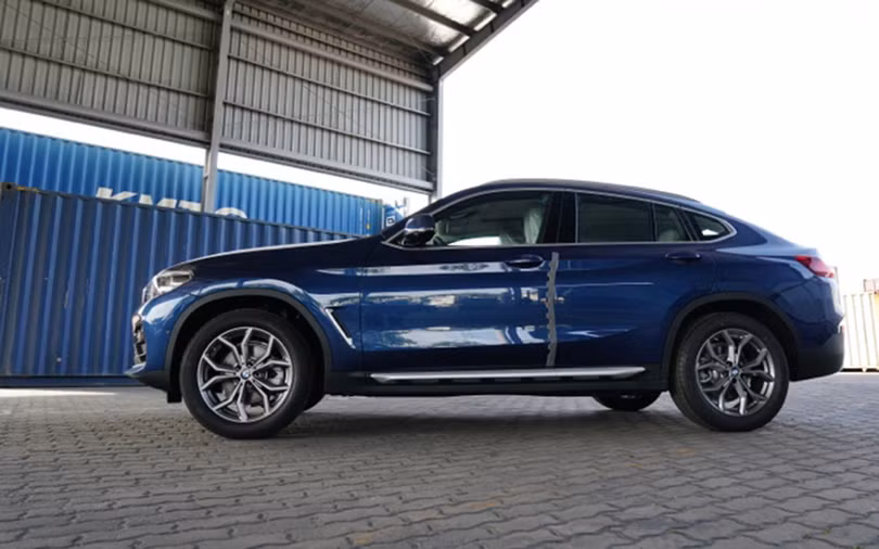 Xuất hiện tại cảng là 2 mẫu X4 màu Flamenco Red và Phytonic Blue. Xuất hiện tại cảng là 2 mẫu X4 màu Flamenco Red và Phytonic Blue.