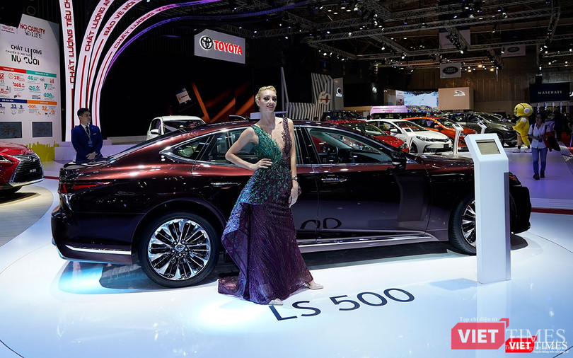 Mẫu Lexus LS 500 được trưng bày tại triển lãm Vietnam Motor Show 2018 diễn ra vào cuối tháng 10/2018.