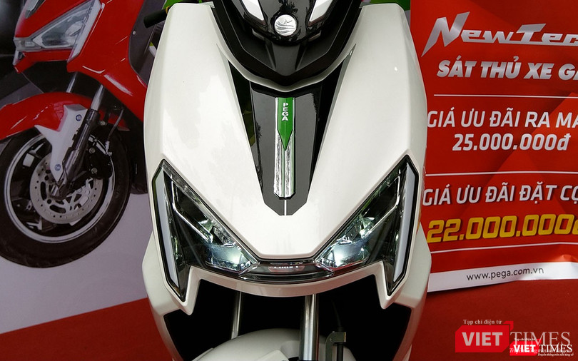 Cụm đèn pha có thiết kế bắt mắt và nổi bật với các đường nét tạo hình góc cạnh và hệ thống LED được áp dụng.