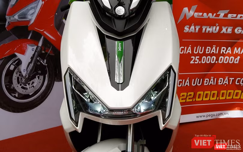 Cụm đèn pha có thiết kế bắt mắt và nổi bật với các đường nét tạo hình góc cạnh và hệ thống LED được áp dụng. Cụm đèn pha có thiết kế bắt mắt và nổi bật với các đường nét tạo hình góc cạnh và hệ thống LED được áp dụng.